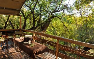 Thakadu-River-Lodge-Spa-treatement-on-deck